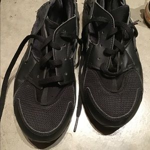 Nike black huaraches